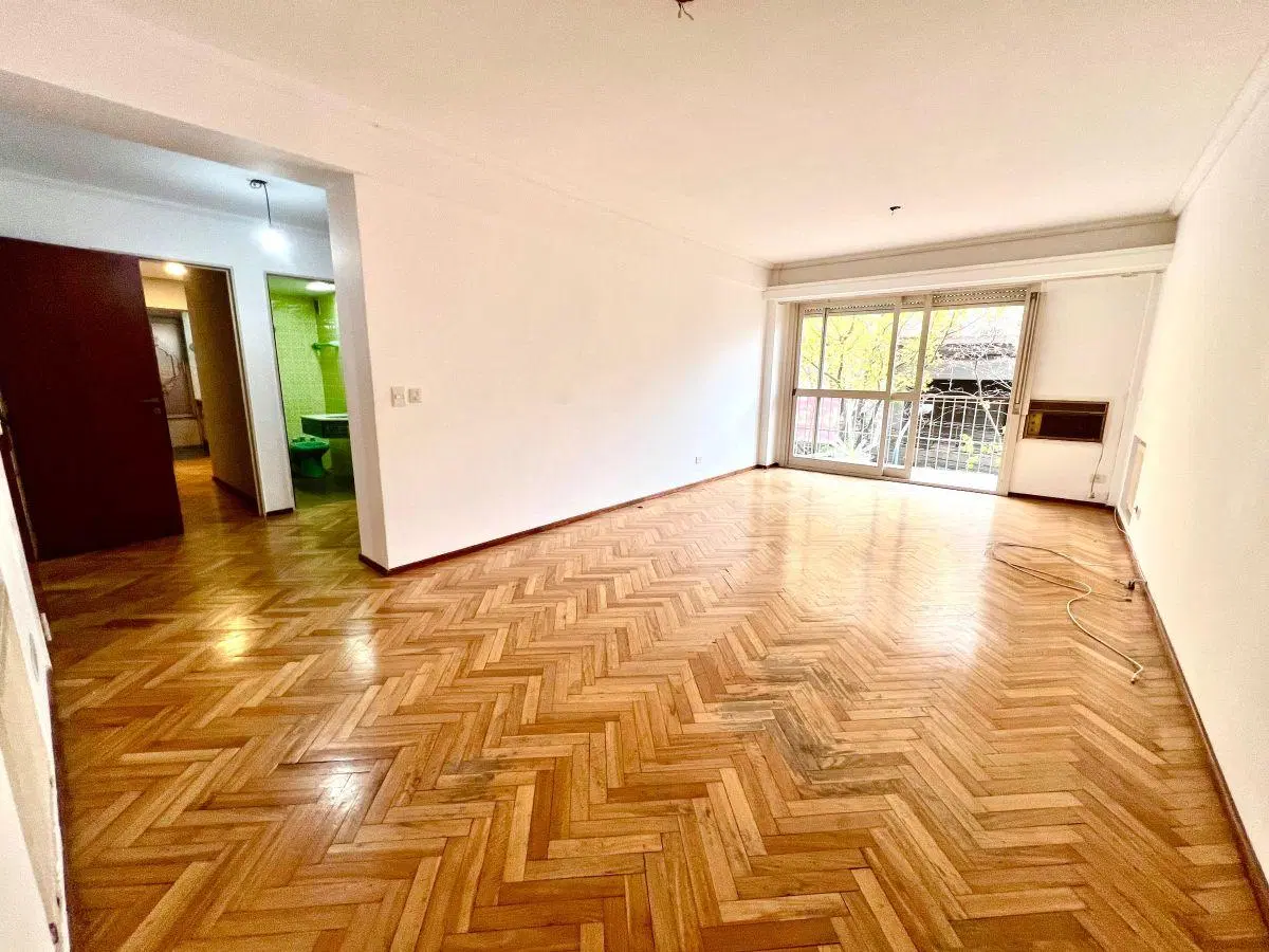 Martínez Centro: Amplio Piso de 3 amb + dependencia con baño. Vista al Este, muy luminoso. 104m2 cub 3