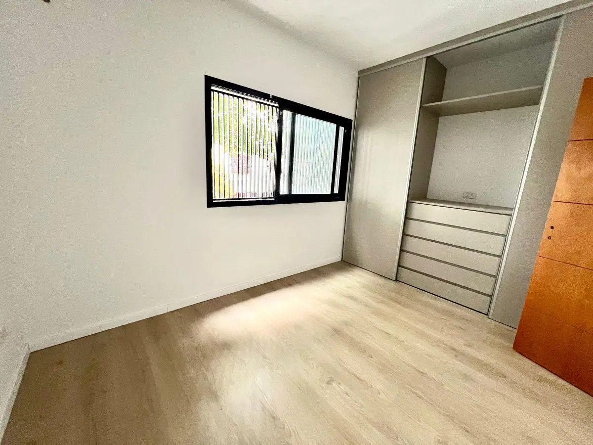 Olivos: Dúplex a estrenar, excelente construcción. 4 amb. Jardín y entrada de auto c/porton automat. 3