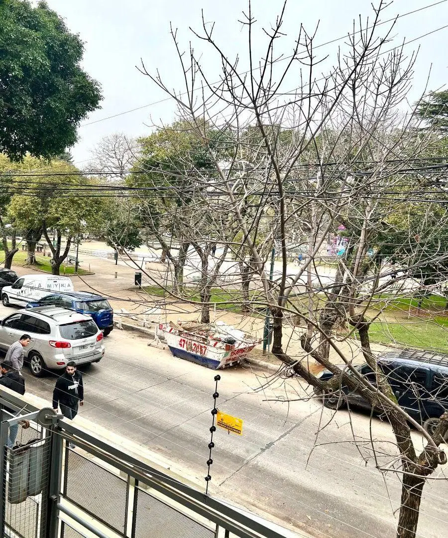 San Isidro: Moderno Depto de 2 amb. recién pintado. A 2 Cuadras de Av Centenario y frente a la plaza 5