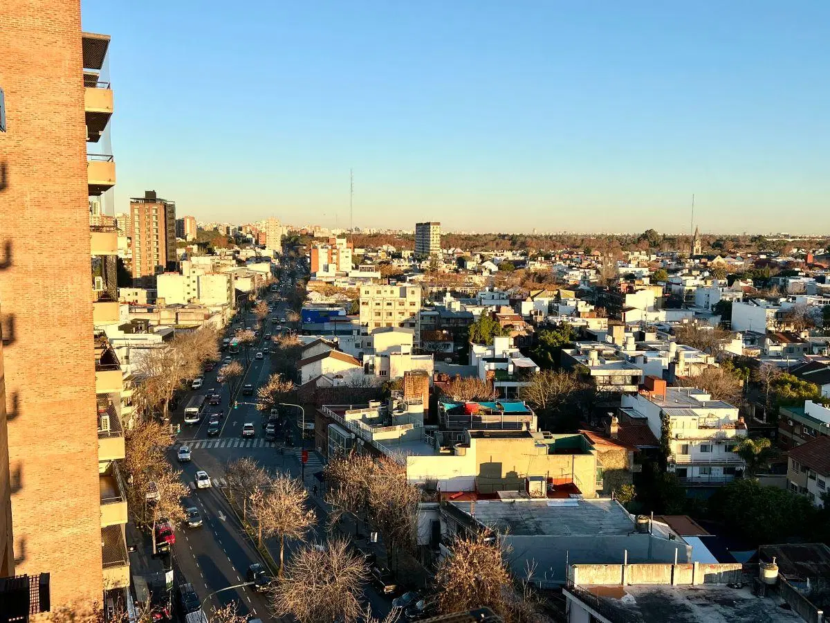 San Isidro: Monoambiente sobre Av. Centenario. COn gran balcón y única vista abierta. Muy luminoso 4