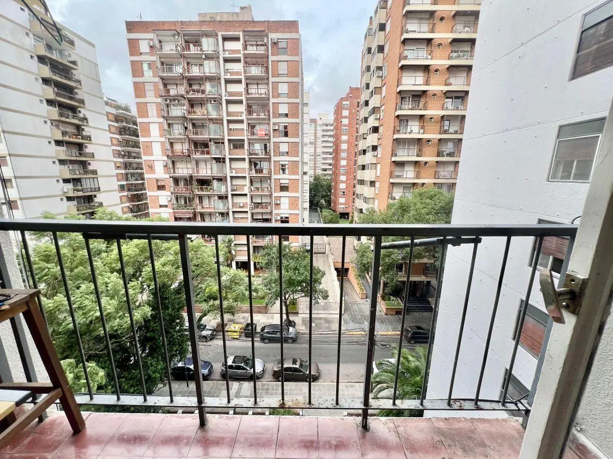 Acassuso: Depto de 4 amb. con balcón a 2 cuadras de la Estación. Orientado al Este. Muy luminoso. 5