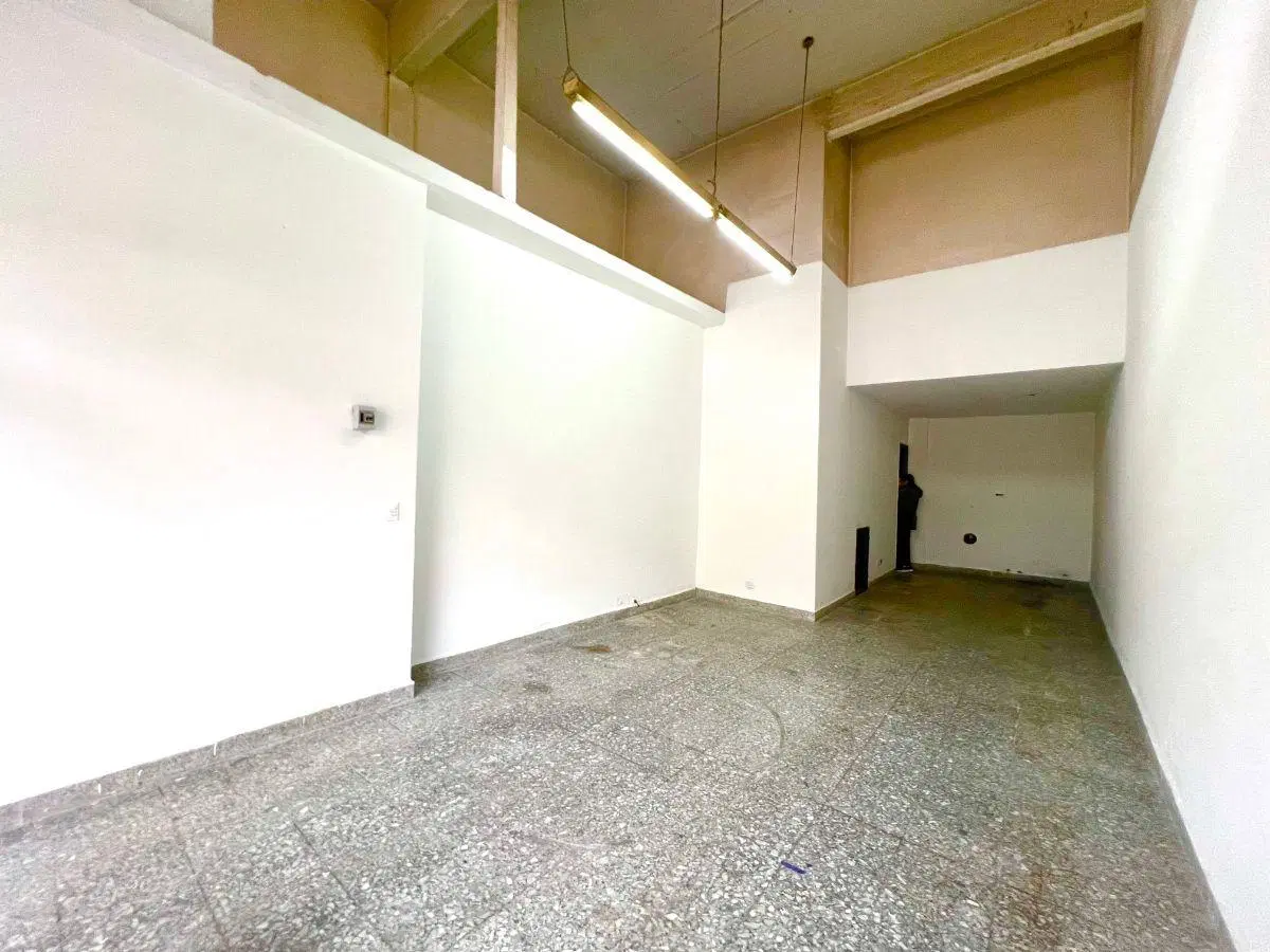 Olivos. Amplio local con gran vidriera a media cuadra de Avenida Maipu. 40m2 en excelente estado. 4
