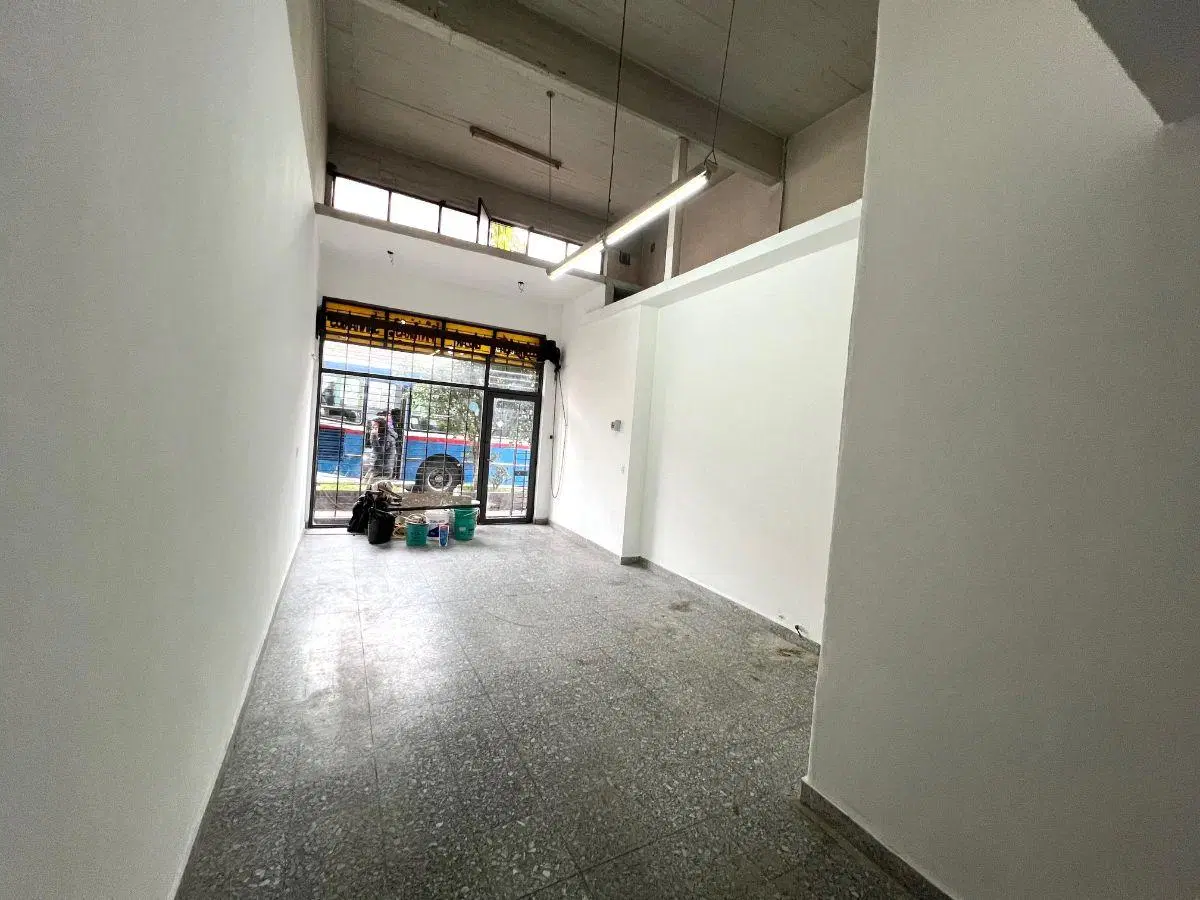 Olivos. Amplio local con gran vidriera a media cuadra de Avenida Maipu. 40m2 en excelente estado. 2