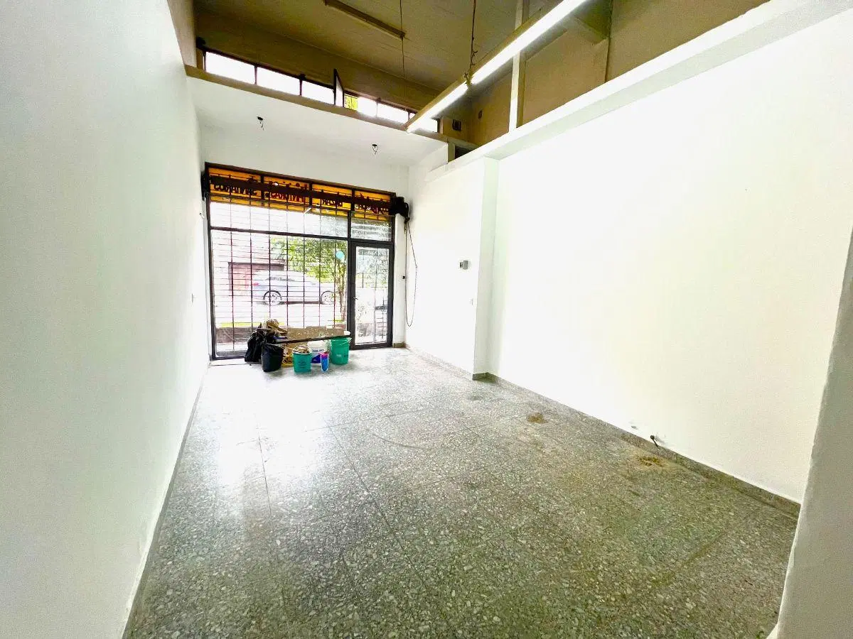 Olivos. Amplio local con gran vidriera a media cuadra de Avenida Maipu. 40m2 en excelente estado. 8