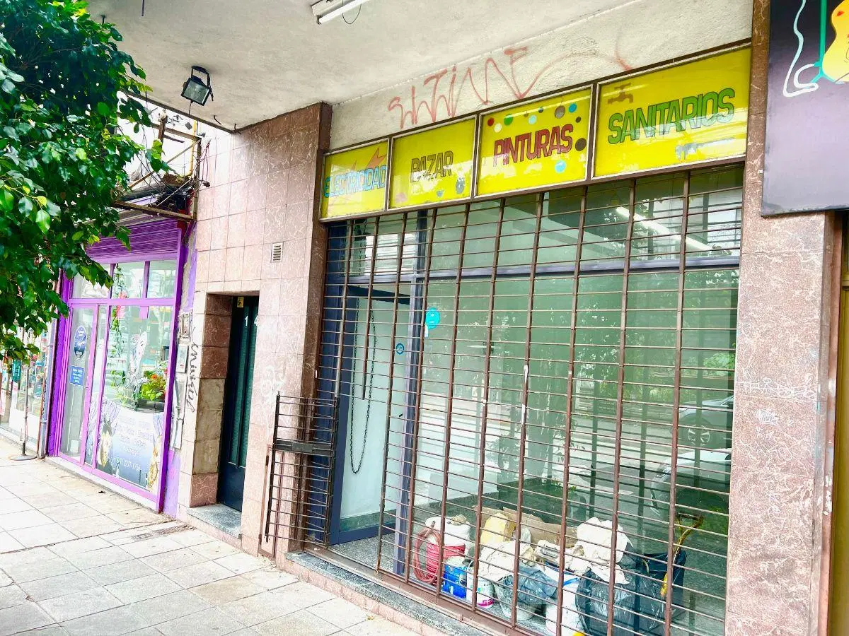 Olivos. Amplio local con gran vidriera a media cuadra de Avenida Maipu. 40m2 en excelente estado. 3
