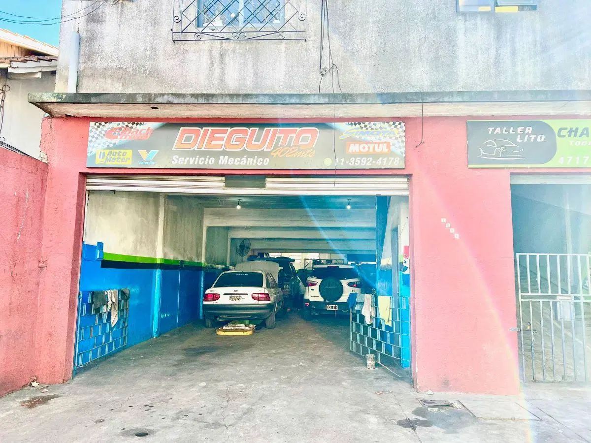 Local en Planta Baja con Habilitación de Taller Mecánico, 2 fosas. Apto 10 autos. Excelente estado. 2