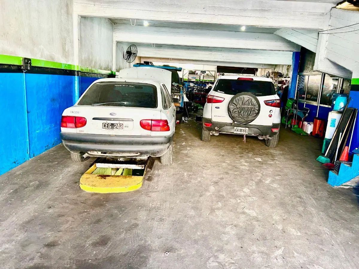 Local en Planta Baja con Habilitación de Taller Mecánico, 2 fosas. Apto 10 autos. Excelente estado. 4