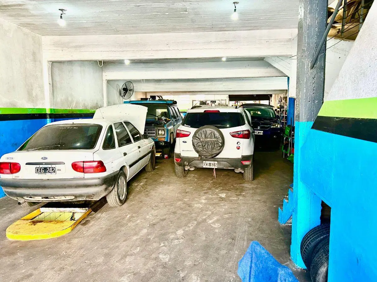Local en Planta Baja con Habilitación de Taller Mecánico, 2 fosas. Apto 10 autos. Excelente estado. 3