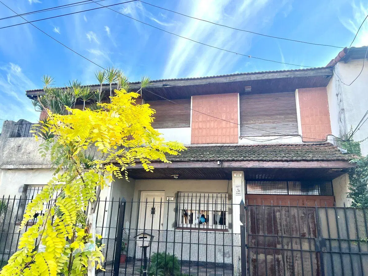 PH en Planta Alta a reciclar: A 7 cuadras de Avenida. 85m2 cubiertos, con 3 dormitorios, y terraza. 4