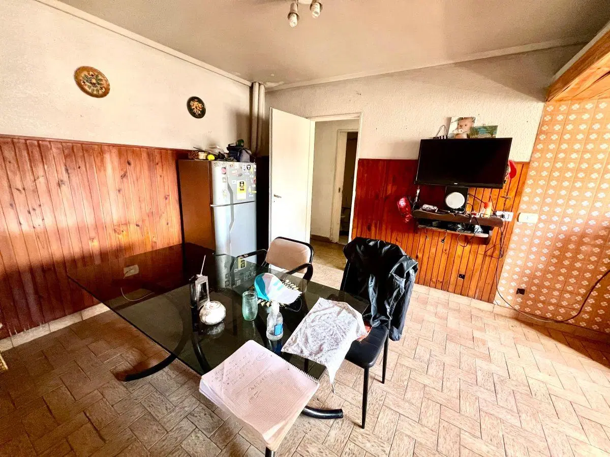 PH en Planta Alta a reciclar: A 7 cuadras de Avenida. 85m2 cubiertos, con 3 dormitorios, y terraza. 3