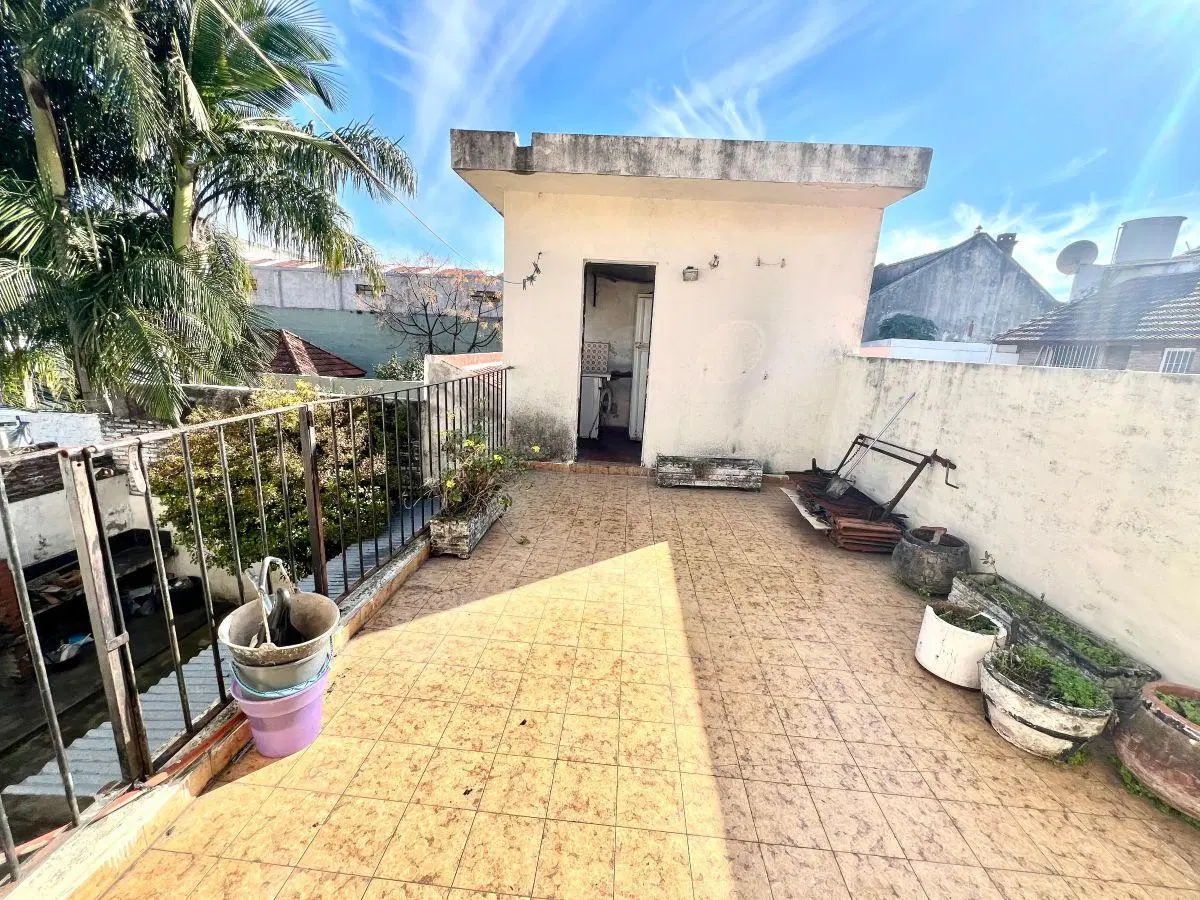 PH en Planta Alta a reciclar: A 7 cuadras de Avenida. 85m2 cubiertos, con 3 dormitorios, y terraza. 8