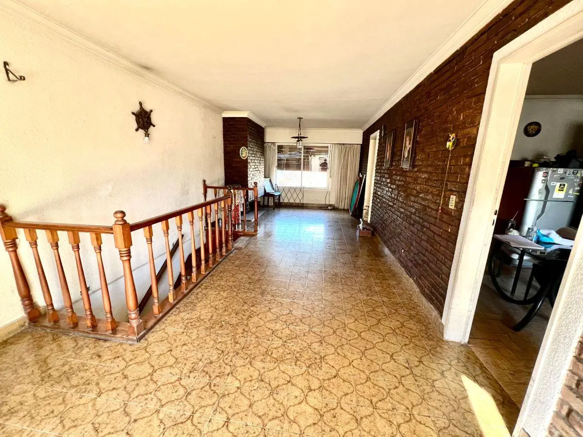 PH en Planta Alta a reciclar: A 7 cuadras de Avenida. 85m2 cubiertos, con 3 dormitorios, y terraza. 2