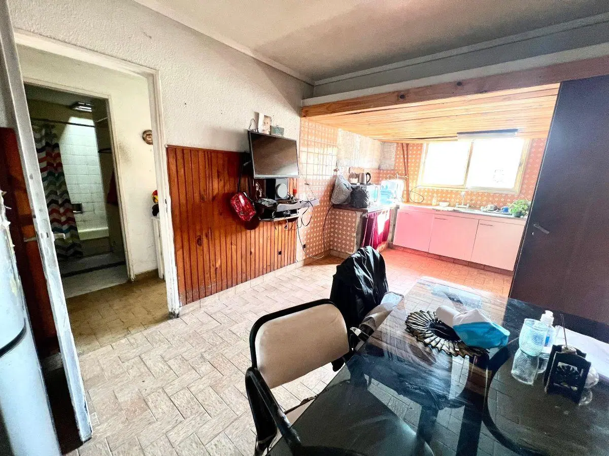 PH en Planta Alta a reciclar: A 7 cuadras de Avenida. 85m2 cubiertos, con 3 dormitorios, y terraza. 5