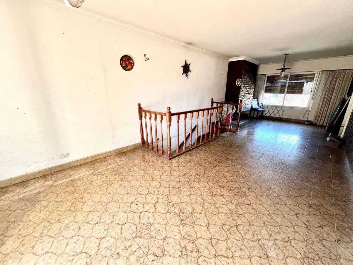 PH en Planta Alta a reciclar: A 7 cuadras de Avenida. 85m2 cubiertos, con 3 dormitorios, y terraza. 1
