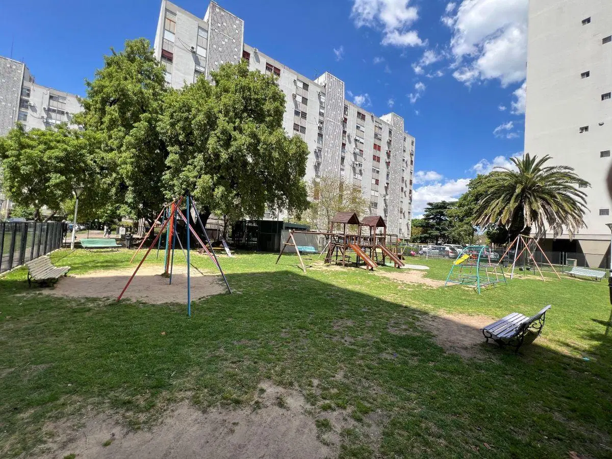 Parque Norte: Depto 3 Ambientes Pintado. Cochera en Complejo con Jardín y Vigilancia. Muy Luminoso 2