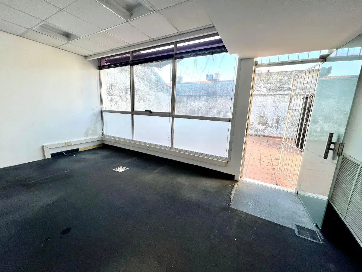 Martínez: Oficina a 2 cuadras de Thames y Panamericana. 150m2 cub. Patio propio. Aire F/C. 2 cochera 3