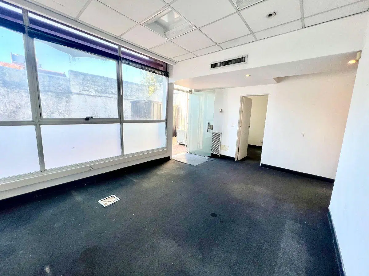 Martínez: Oficina a 2 cuadras de Thames y Panamericana. 150m2 cub. Patio propio. Aire F/C. 2 cochera 4