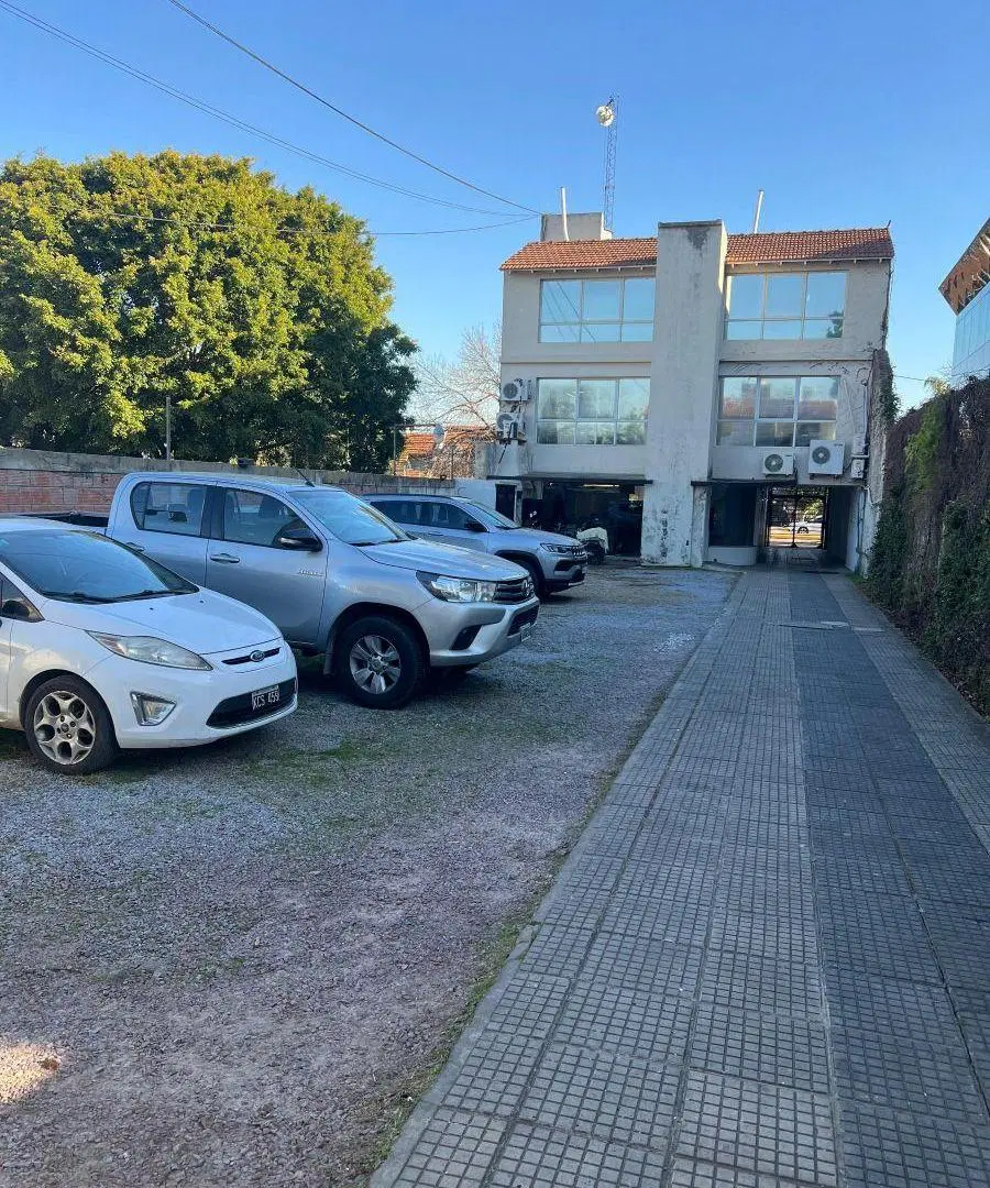 Martínez: Oficina a 2 cuadras de Thames y Panamericana. 150m2 cub. Patio propio. Aire F/C. 2 cochera 8
