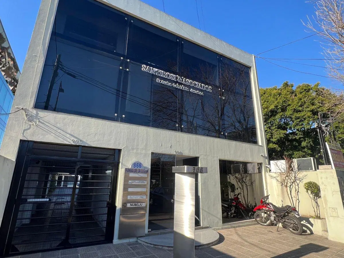 Martínez: Oficina a 2 cuadras de Thames y Panamericana. 150m2 cub. Patio propio. Aire F/C. 2 cochera 1