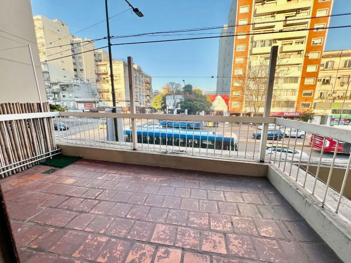 Martínez: Luminoso Depto con gran terraza. Apto Vivienda y Profesional: 2 Amb. Frente. Muy luminoso 8