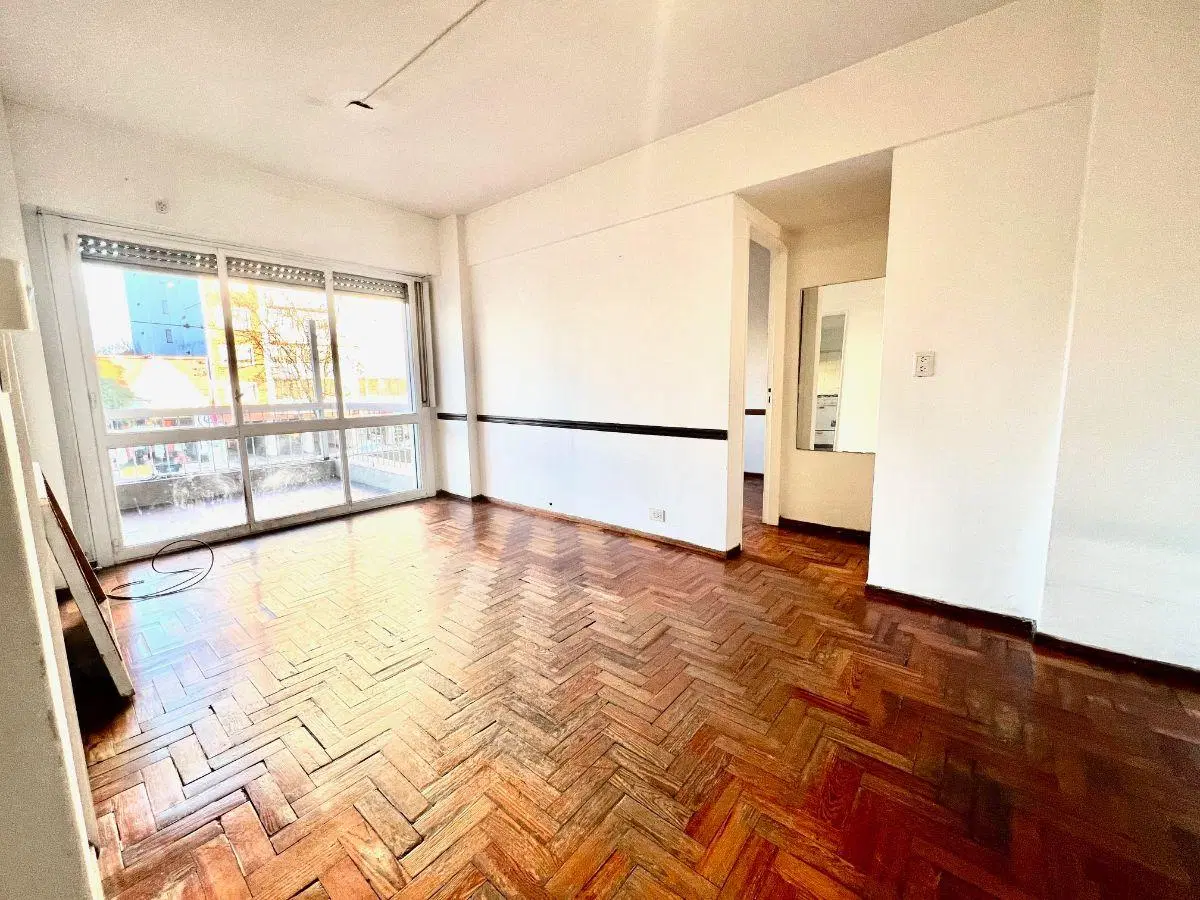 Martínez: Luminoso Depto con gran terraza. Apto Vivienda y Profesional: 2 Amb. Frente. Muy luminoso 3
