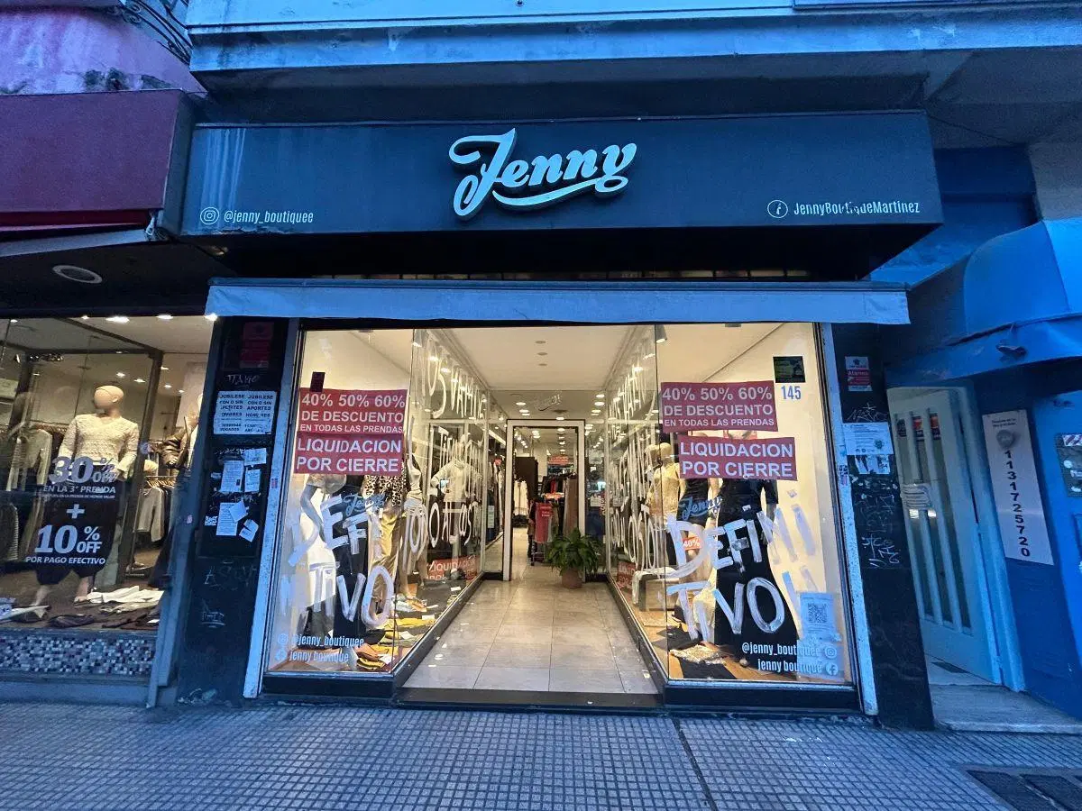 Martínez: Único local sobre Calle Alvear en 2 Plantas. Medidas 4,2x32 más entretecho. Gran vidriera. 1