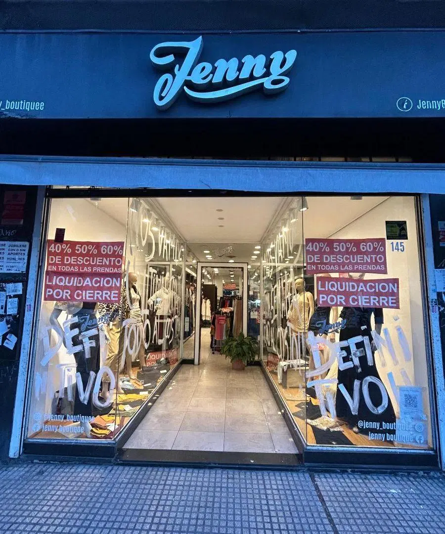 Martínez: Único local sobre Calle Alvear en 2 Plantas. Medidas 4,2x32 más entretecho. Gran vidriera. 3