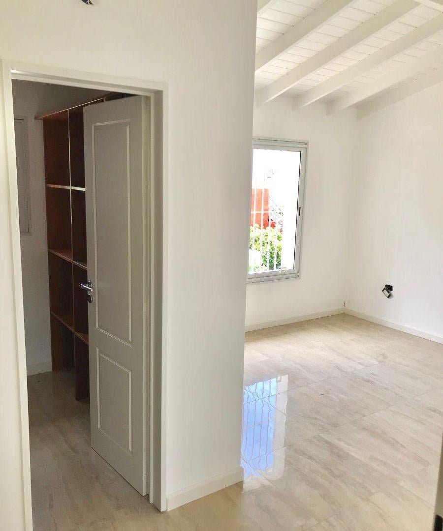 Foto de Excelente Chalet 5 cuadras Avenida 4 Ambientes con cochera 2 autos, imagen 4