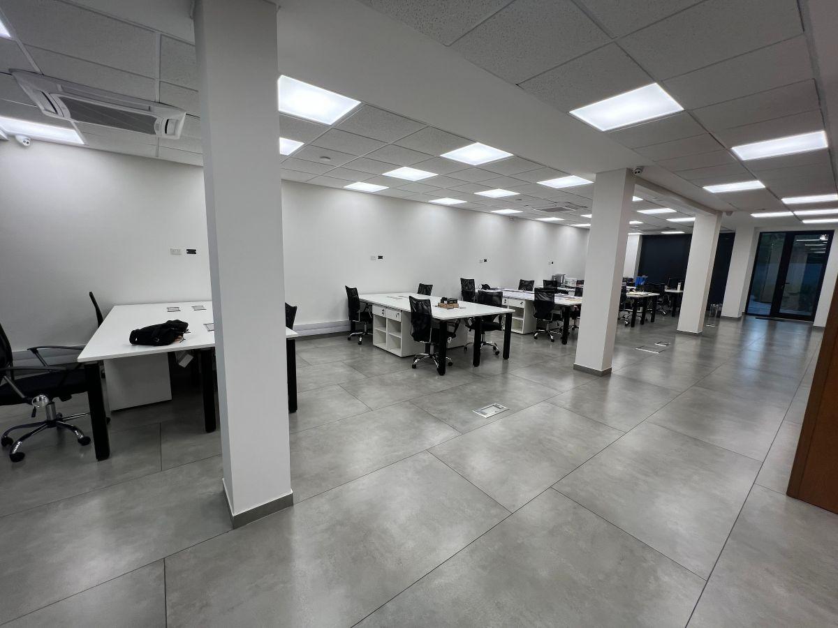 Foto de Martínez: Moderno edificio de oficinas en Block con jardín y 300m2 de, imagen 4