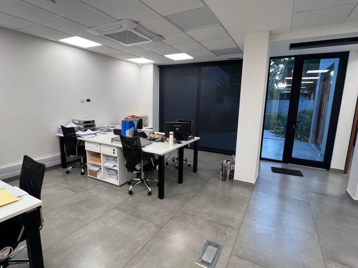 Foto de Martínez: Moderno edificio de oficinas en Block con jardín y 300m2 de, imagen 5