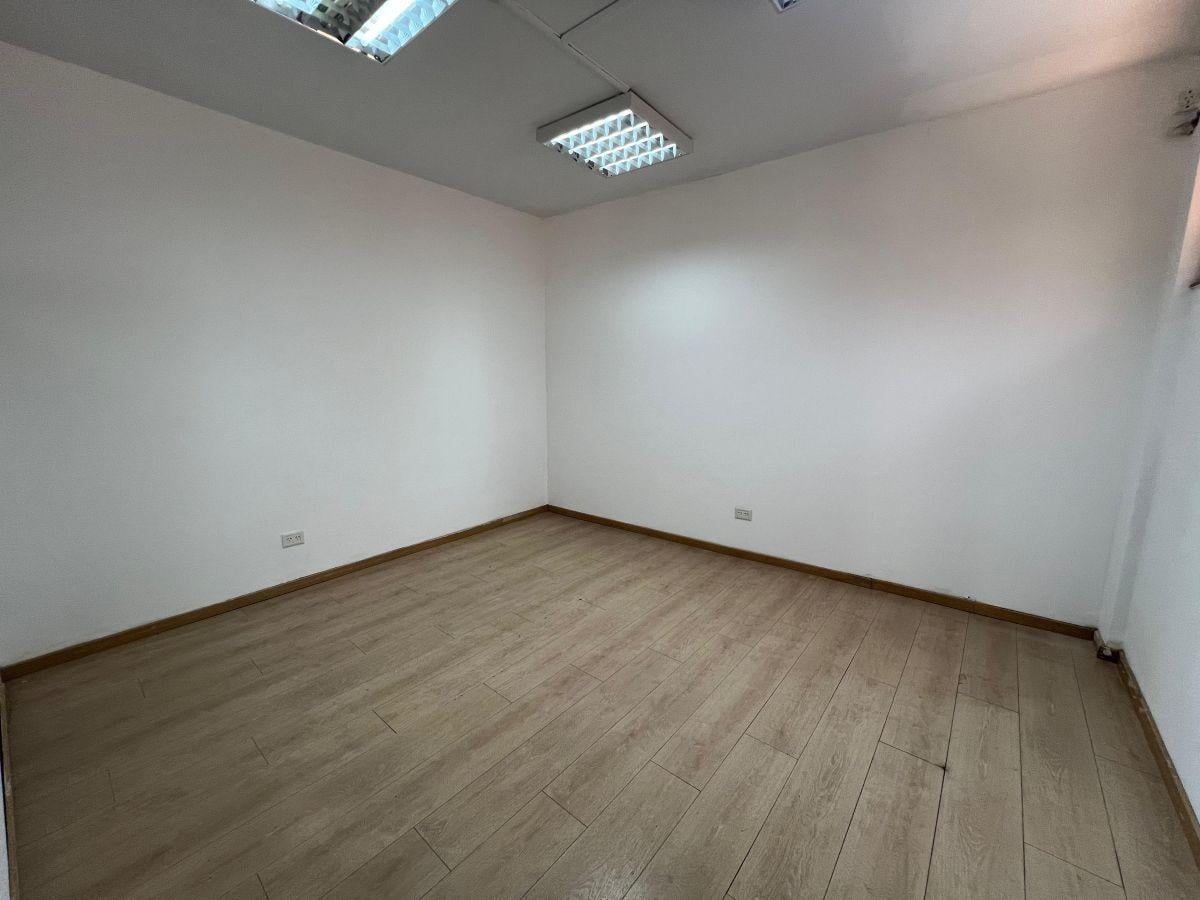 Foto de Centro de Martínez: Impecable Oficina de amplios Ambientes con patio, imagen 2