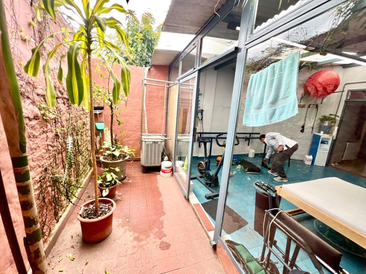 Foto de Único local sobre calle Juan B Justo. Medidas 4x12 con patio. Se vende, imagen 4