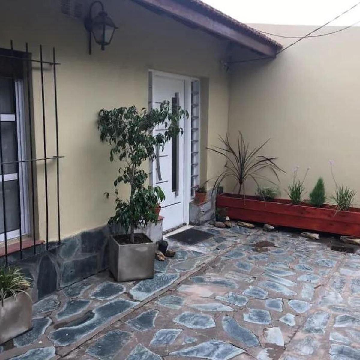 Casa en Venta - 2 Dorm. 1 Baño - Cochera - 220 m² - Coronel Brandsen 4