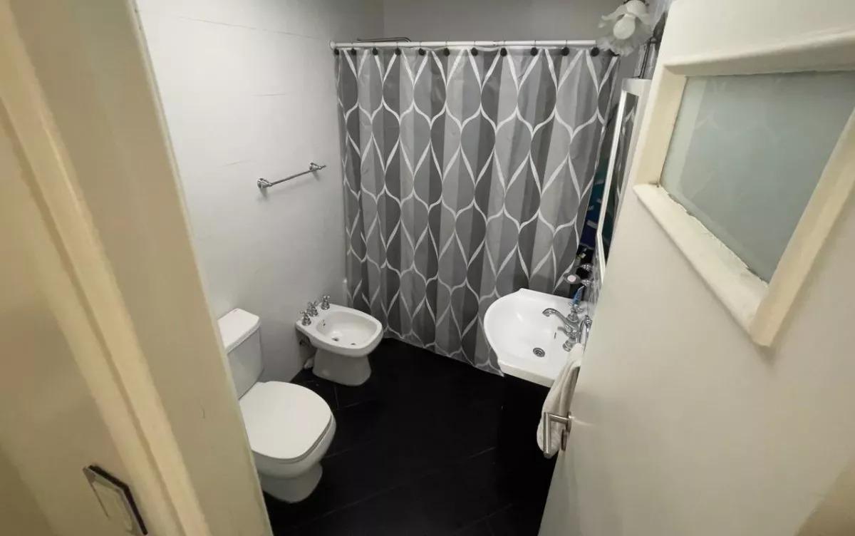 Departamento en Venta - 5 Dorm. 2 Baños - Flores 4