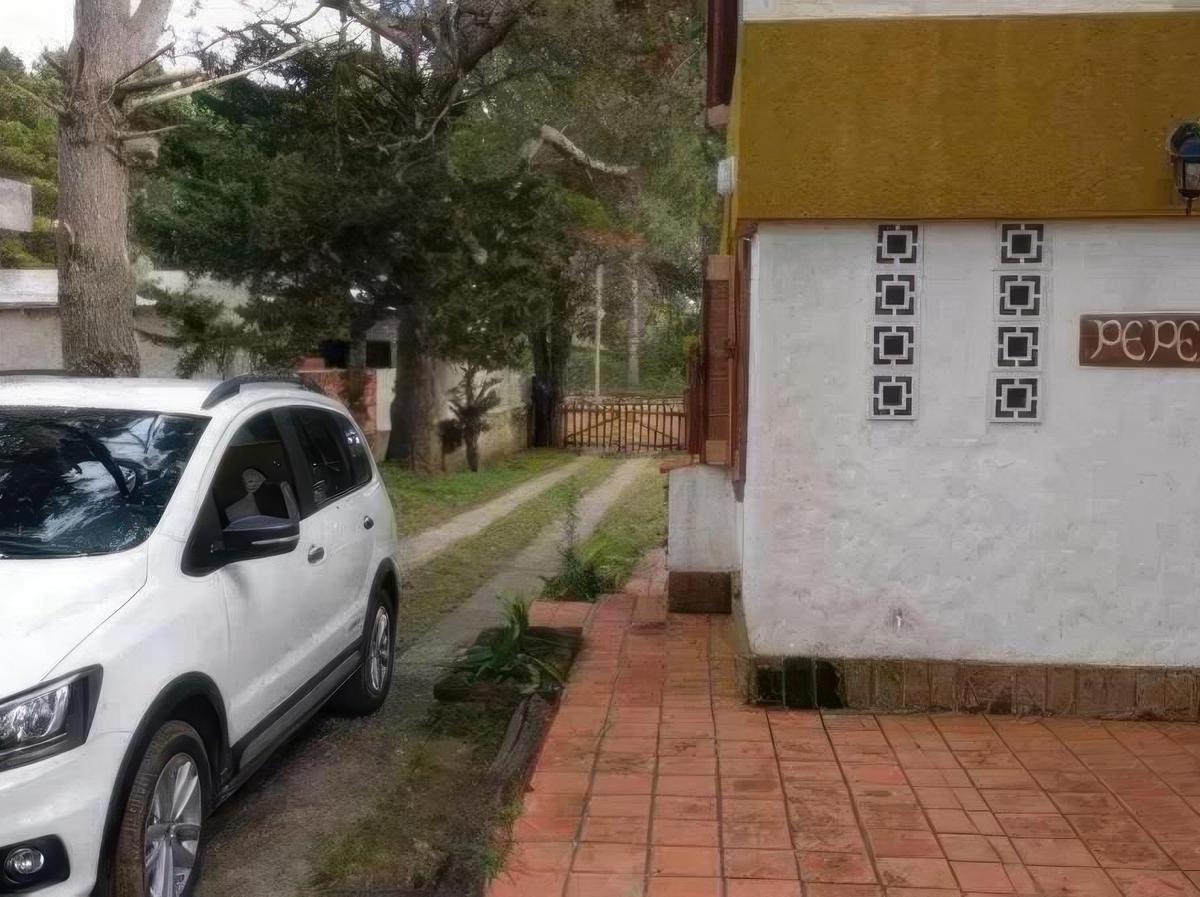 Dúplex en Venta - 4 Dorm. 2 Baños - Cocheras - 822 m² - Aguas Verdes 5