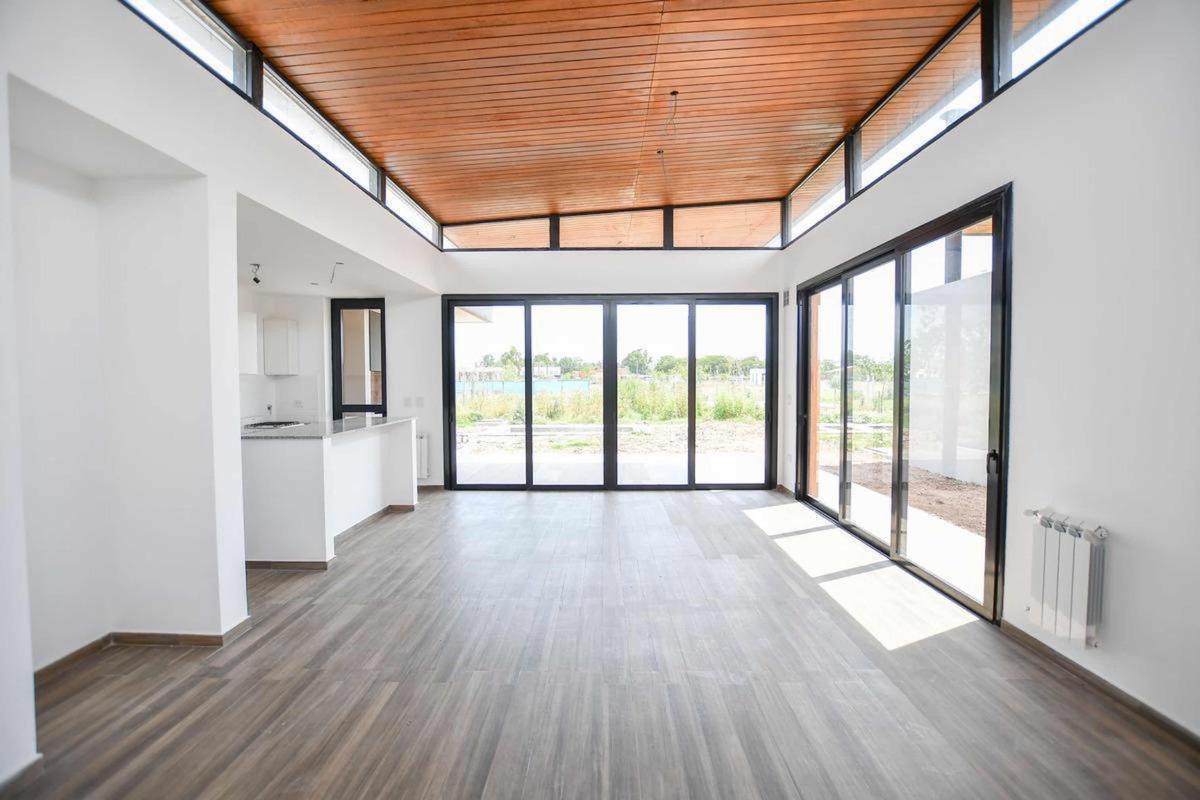 Casa en Venta - 3 Dorm. 2 Baños - Cochera - 180 m² - City Bell 2