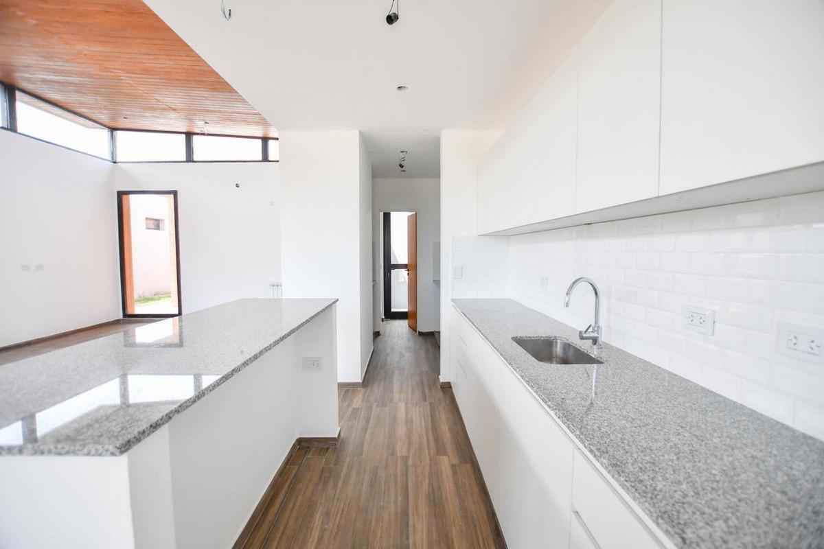Casa en Venta - 3 Dorm. 2 Baños - Cochera - 180 m² - City Bell 3