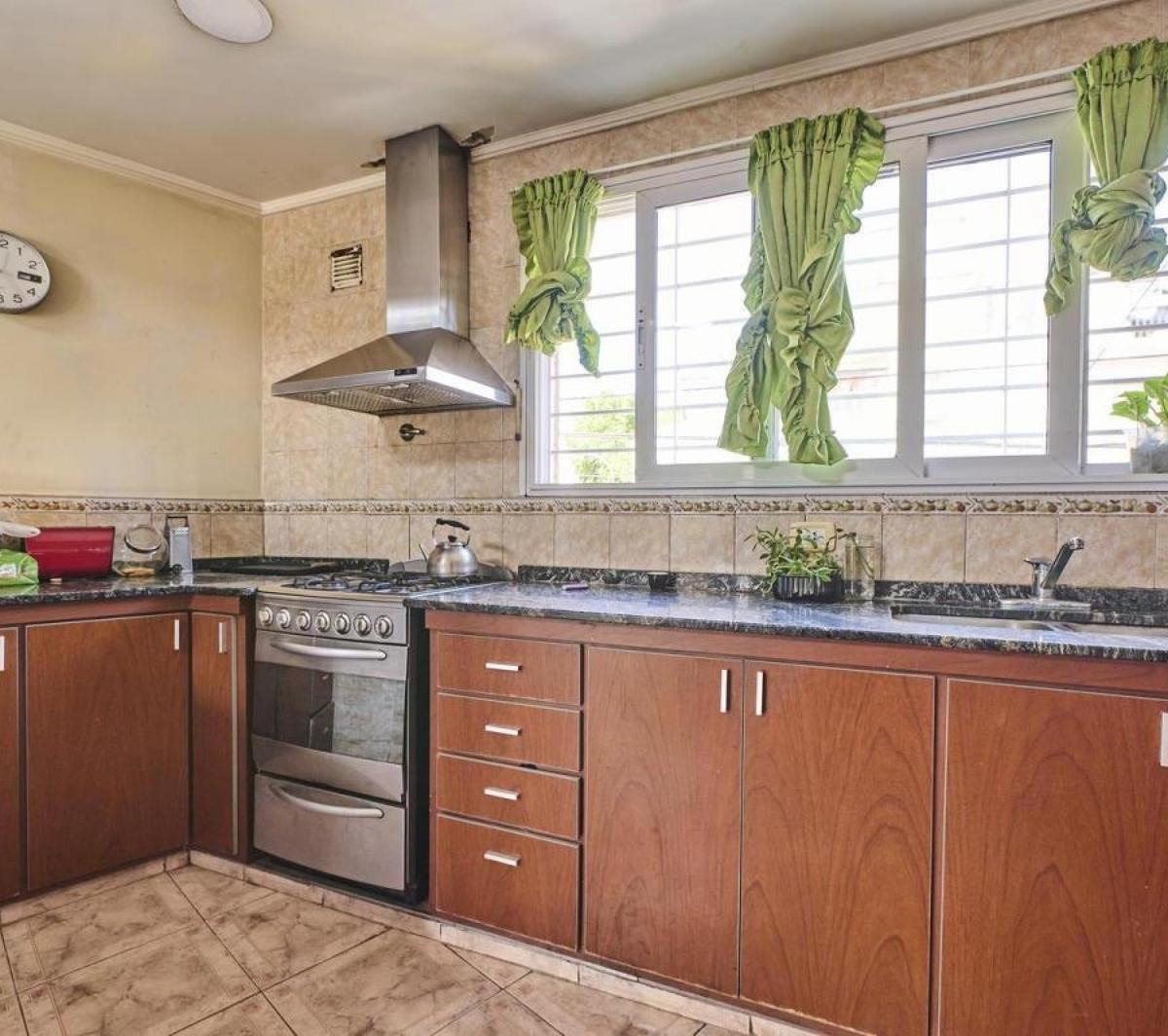 PH en Venta - 3 Dorm. 3 Baños - 266 m² - Flores 3
