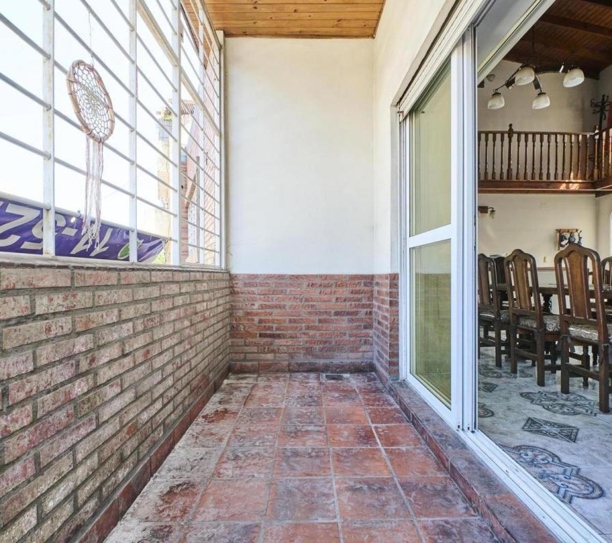 PH en Venta - 3 Dorm. 3 Baños - 266 m² - Flores 2