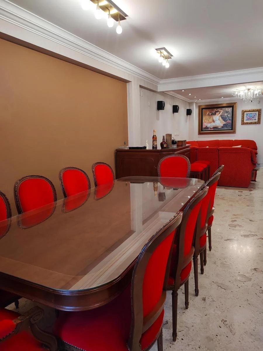 Casa en Venta - 6 Dorm. 6 Baños - Cocheras - 556 m² - Villa del Parque 4
