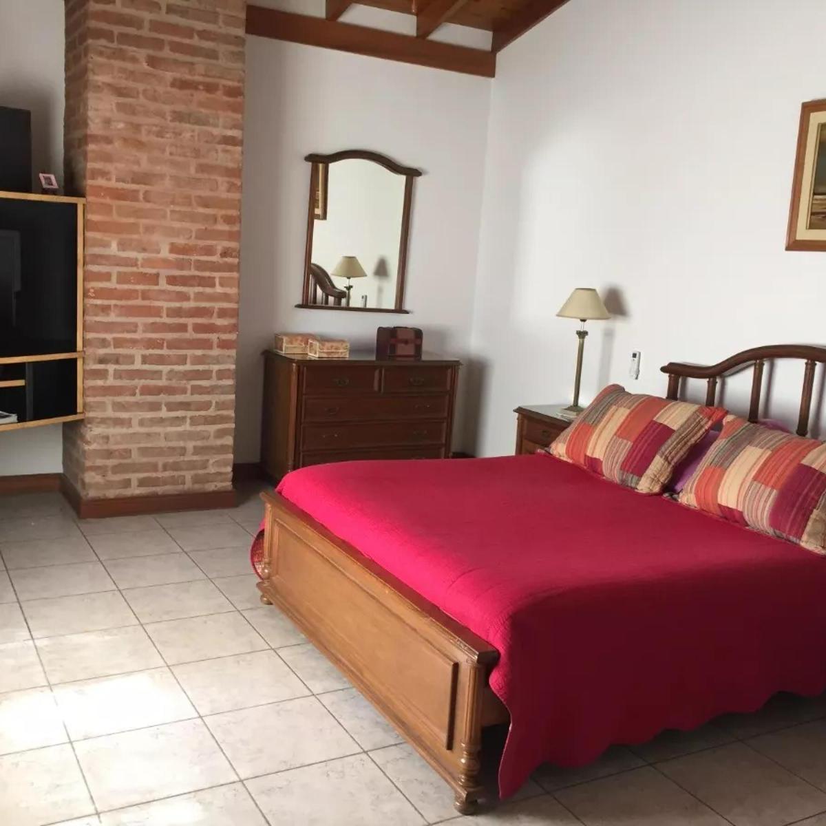 Casa en Venta - 4 Dorm. 5 Baños - Local - 380 m² - Olivos 3