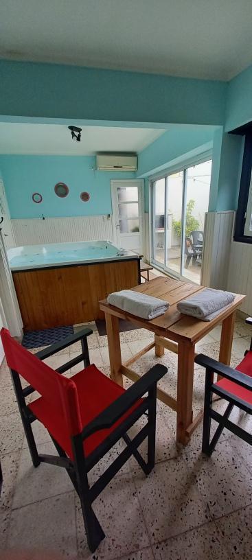 Casa en Venta - 2 Dorm. 1 Baños 2 Cocheras - 300 m² - Necochea 2