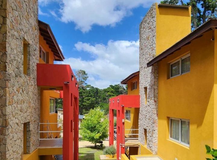 Complejo Habitacional En Venta - 2 Bloques - 6 Departamentos 8 Baños - 900mts2 totales - Mar Azul 4