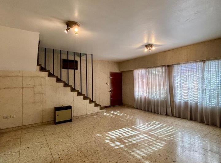 Casa en venta - 4 Dormitorios 3 Baños - Coghlan 2