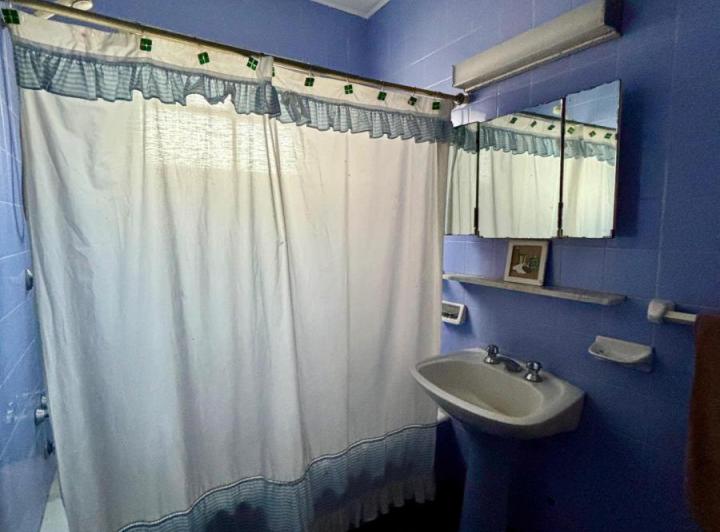 Casa en venta - 4 Dormitorios 3 Baños - Coghlan 5