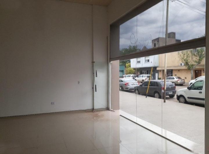 Local en venta - salon principal y baño - 100 mts2 - Bragado 2