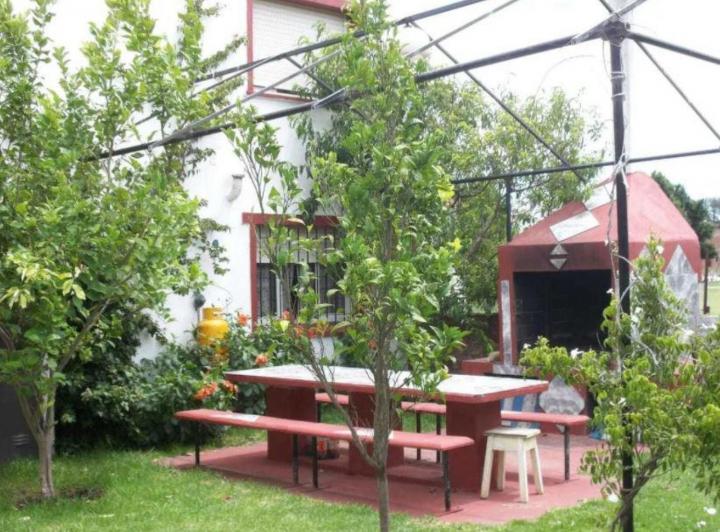 Chalet venta -6 dormitorios-4 baños-700mts2 totales- Barrio Chapadmalal 2