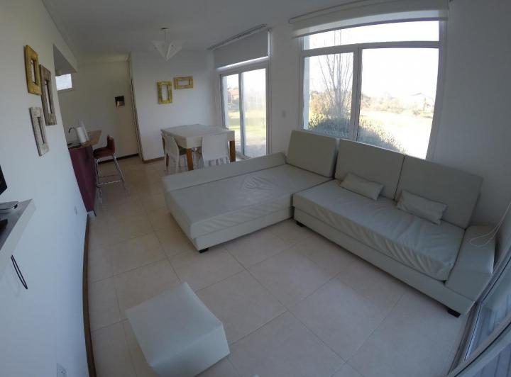 Casa en venta - 2 dormitorios 1 baño - balcon - 65mts2 - Villa Gesell 4