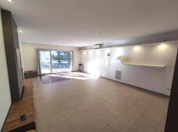 Casa en venta - 4 Dormitorios 2 Baños - Cocheras - 350Mts2 - El Palomar, Cañuelas 2