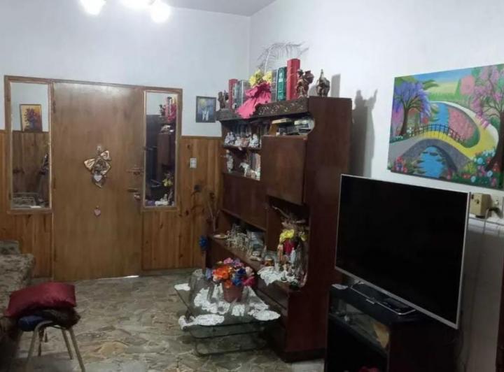 Casa venta - 4 dormitorios 3 baños - 300mts2 totales - General San Martin 3